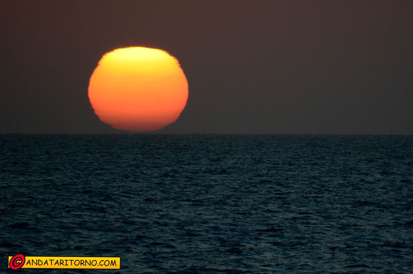 Il sole si tuffa nell'Oceano Atlantico