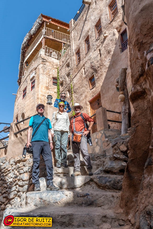 Un saluto dai nostri eroi da Misfat Al Abriyyin